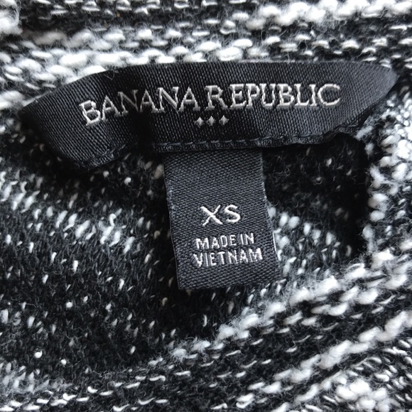 Banana Republic • Black & white scoop neck sweater - Picture 7 of 8